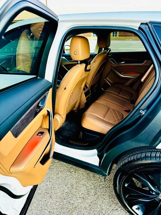 2022 Jaguar F-Pace - Image 5 of 10