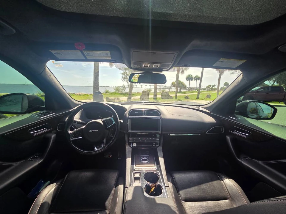 2017 Jaguar F-Pace - Image 7 of 13