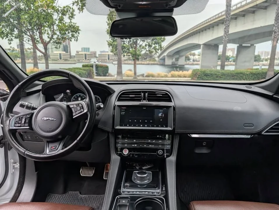 Jaguar F-Pace - Image 4 of 8
