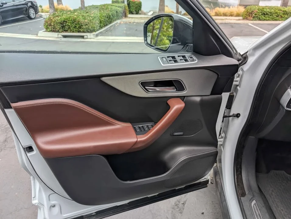 Jaguar F-Pace - Image 6 of 9