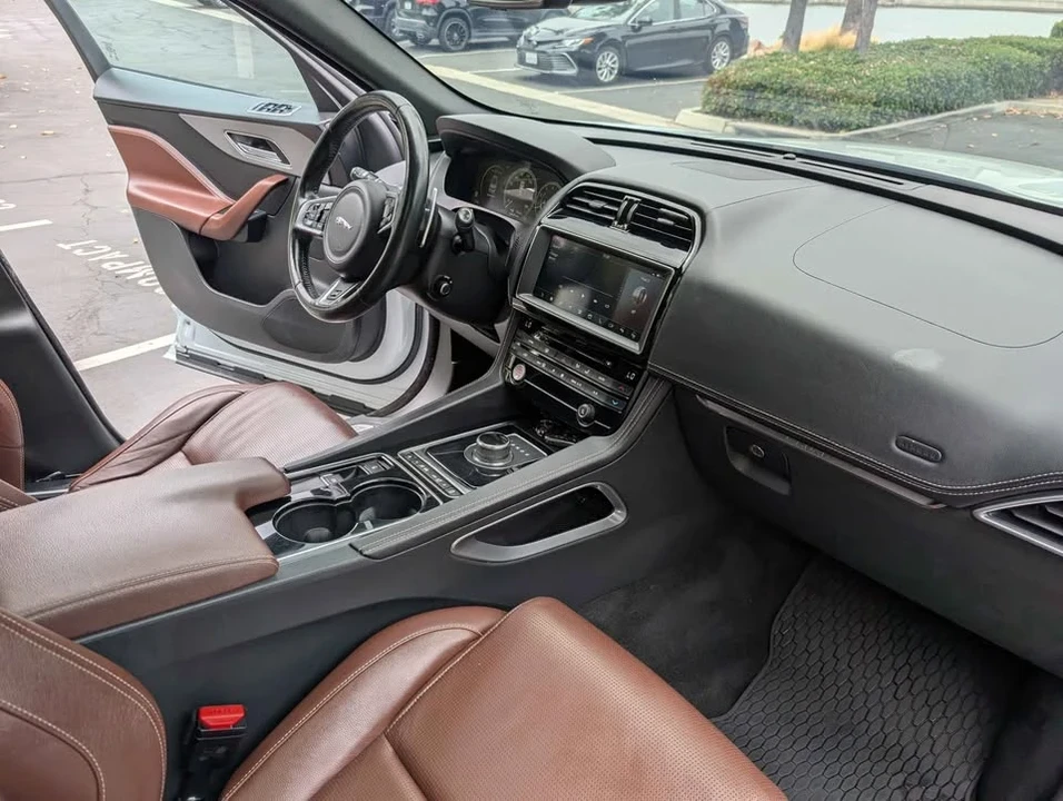 Jaguar F-Pace - Image 5 of 9