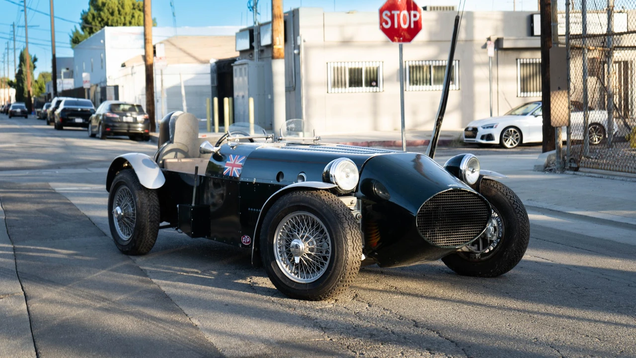 Jaguar Replica - Image 4 of 31