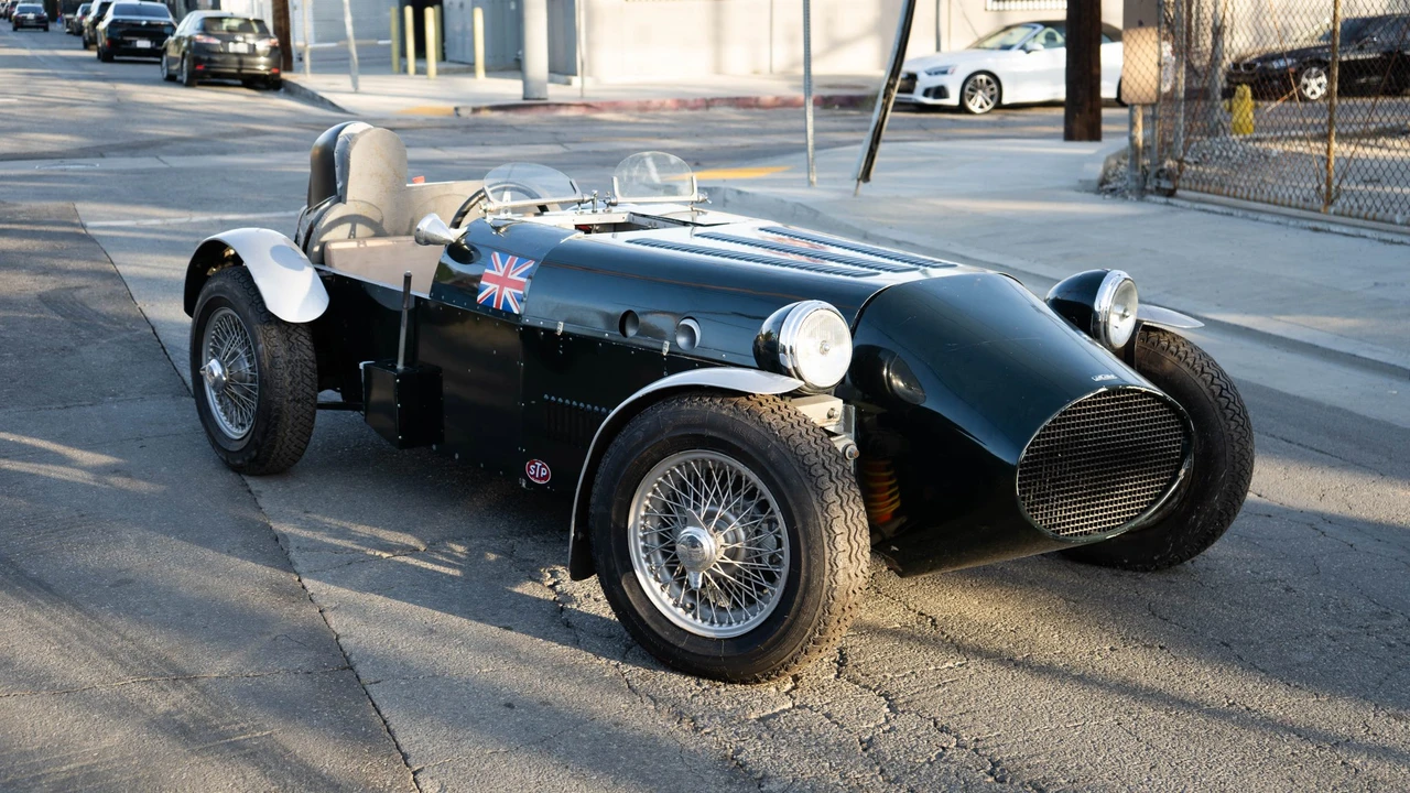 Jaguar Replica - Image 2 of 31