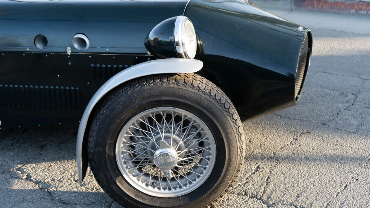 Jaguar Replica - Image 28 of 31