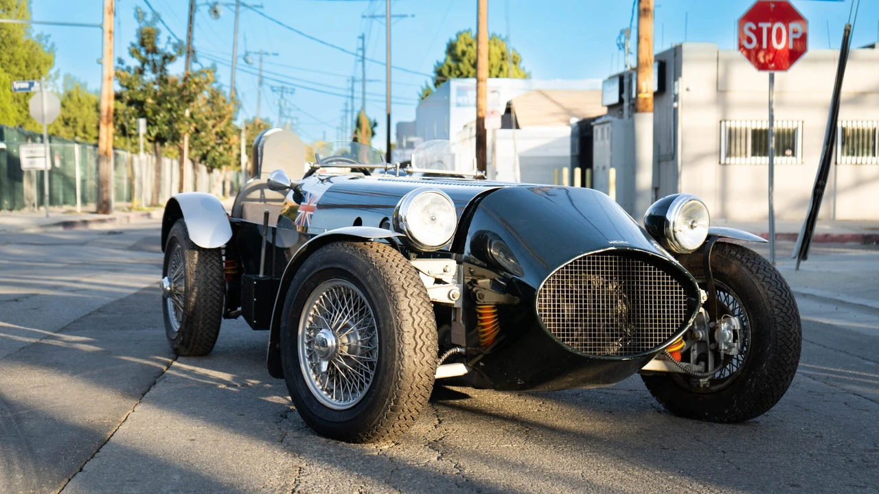 Jaguar Replica - Image 10 of 31