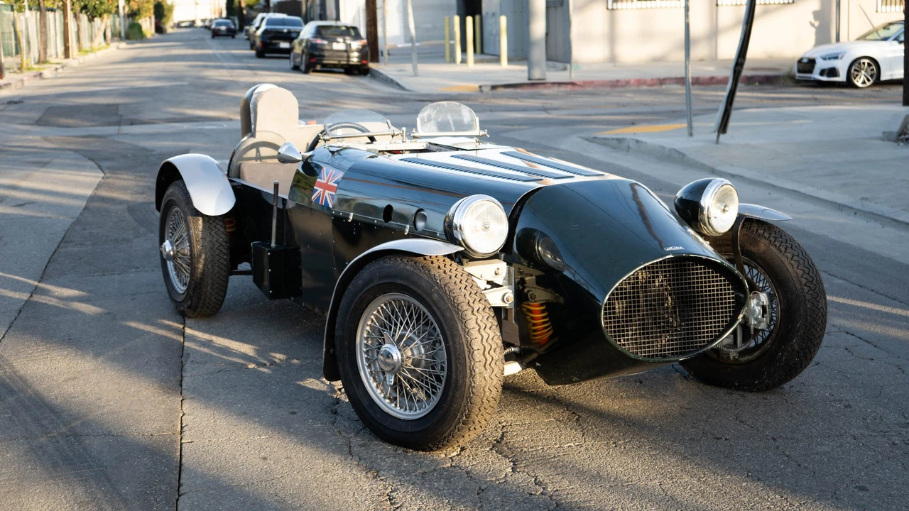 Jaguar Replica - Image 7 of 31