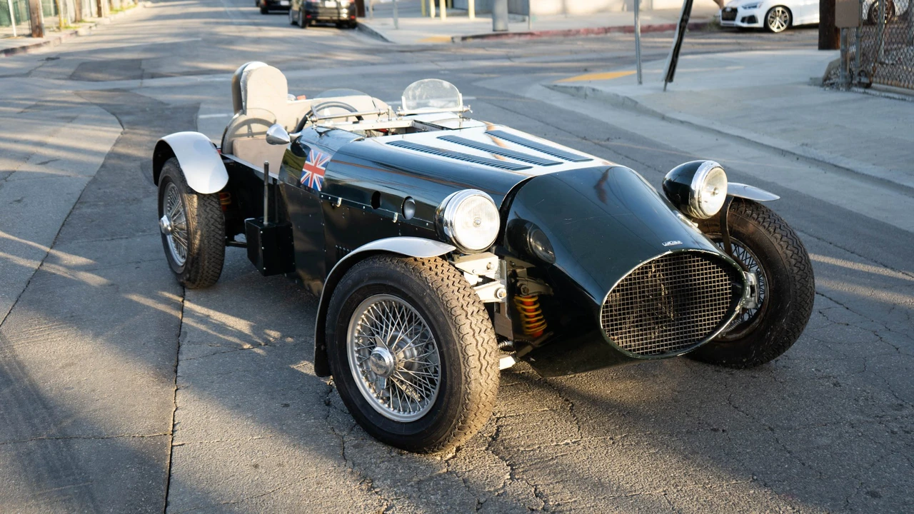 Jaguar Replica - Image 6 of 31
