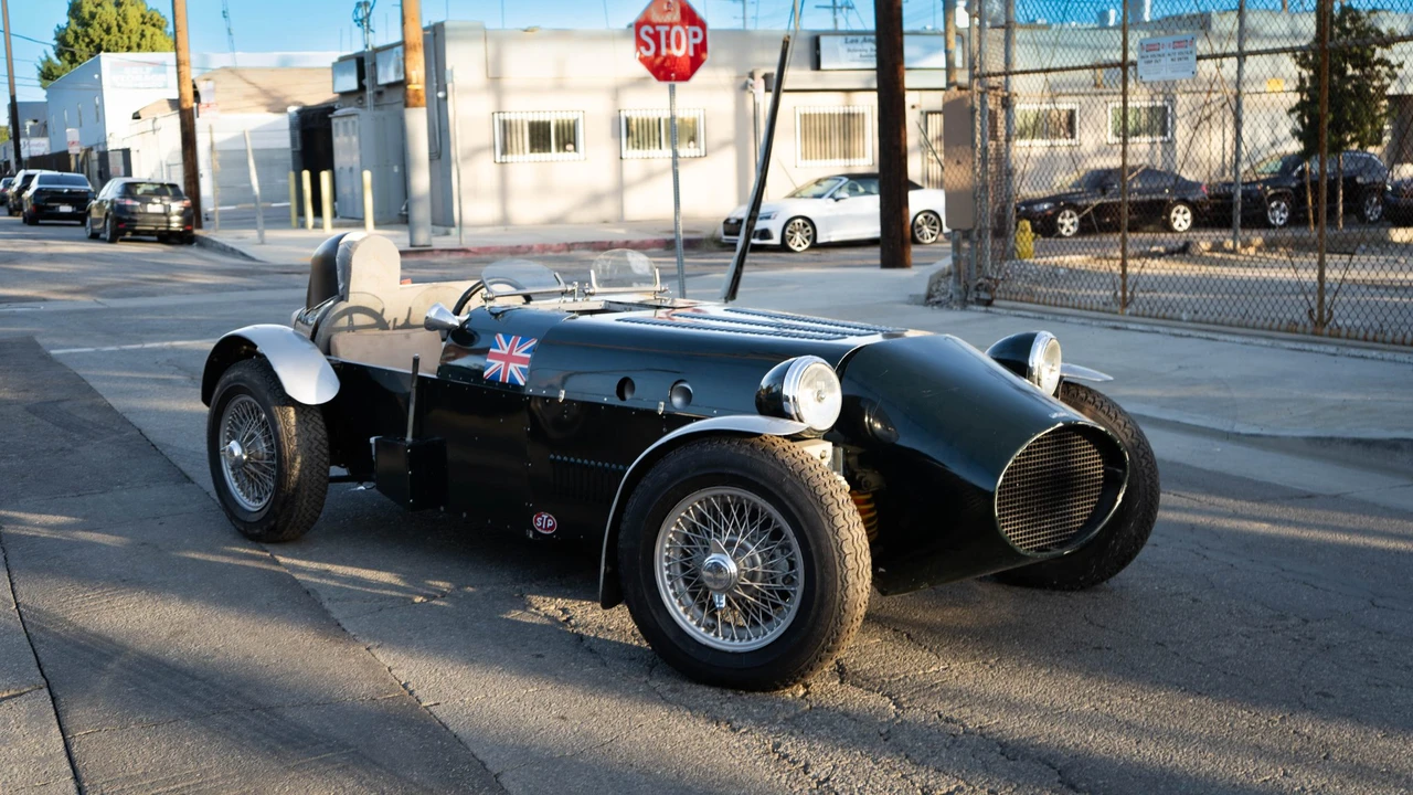 Jaguar Replica - Image 3 of 31