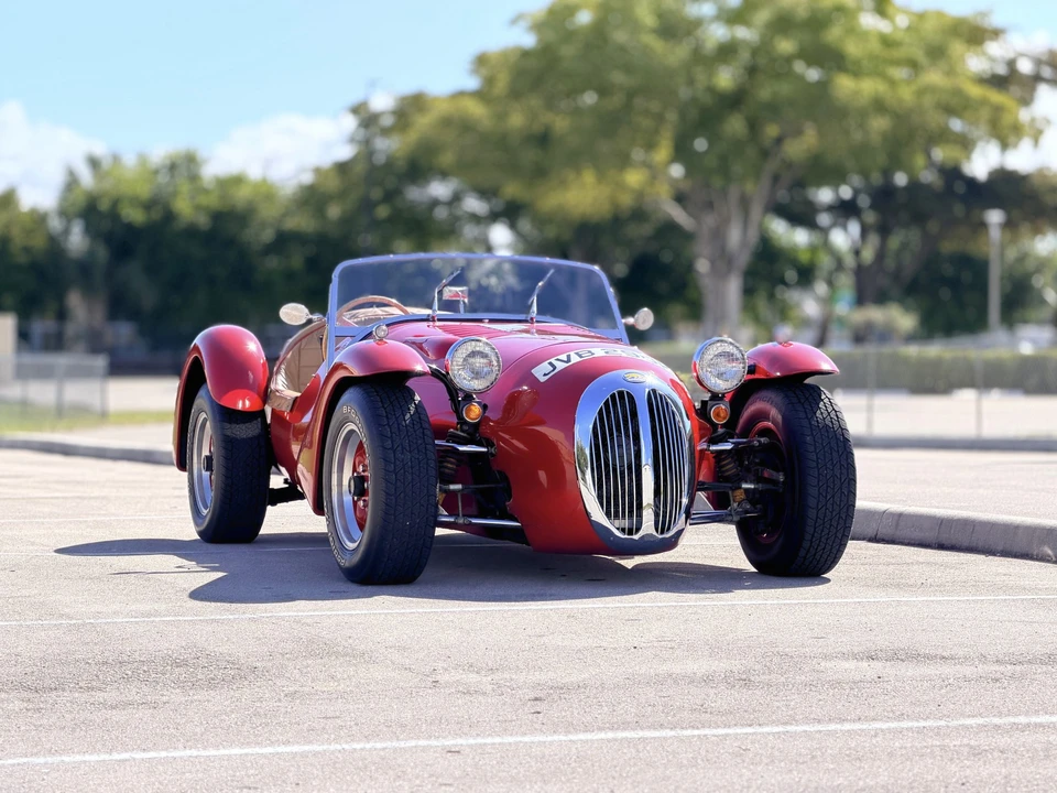 Jaguar Replica - Image 4 of 31
