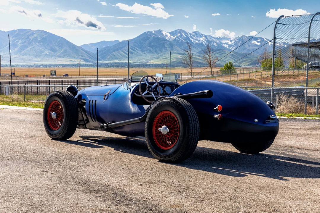 Vehicle image 10 of 31