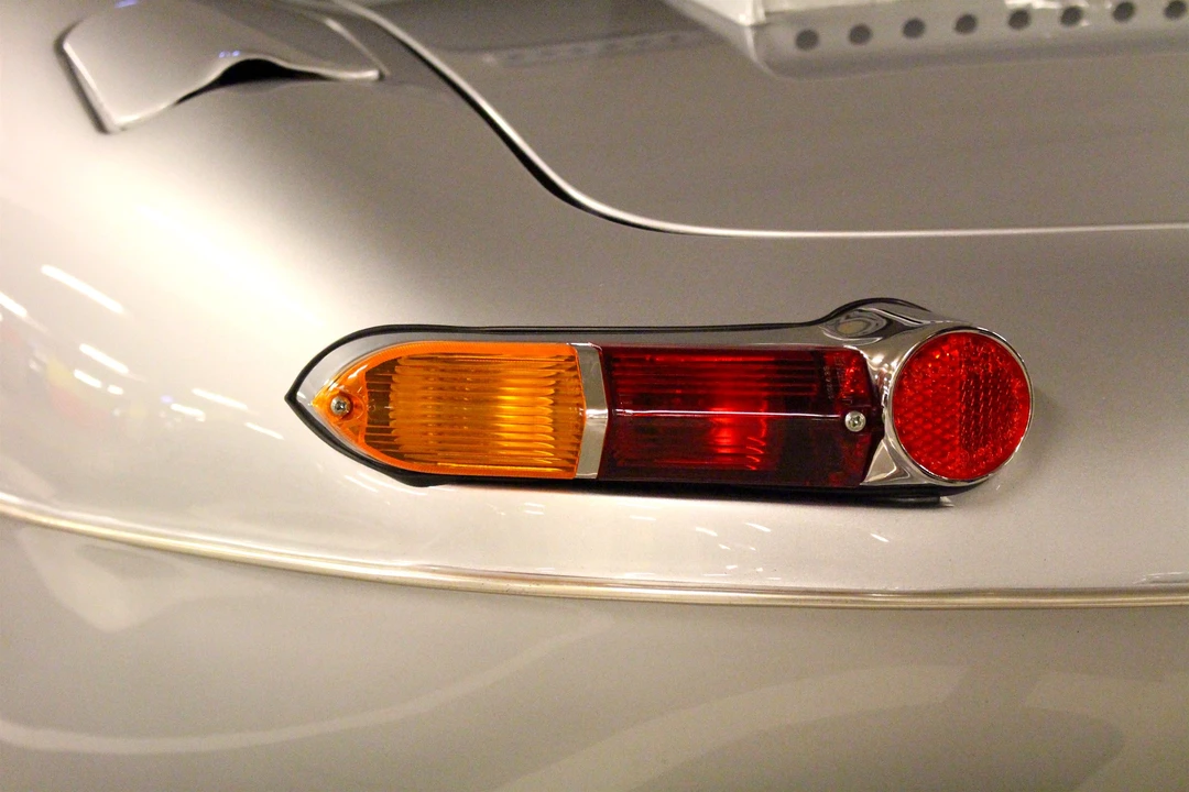 Jaguar E-Type Series 1 - Image 28 of 31