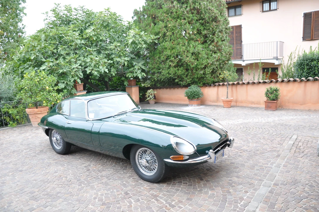 Jaguar E-Type Series 1 - Image 2 of 30