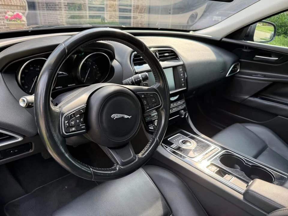 2017 Jaguar XE - Image 4 of 5