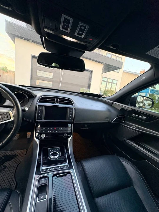 2018 Jaguar XE - Image 6 of 6