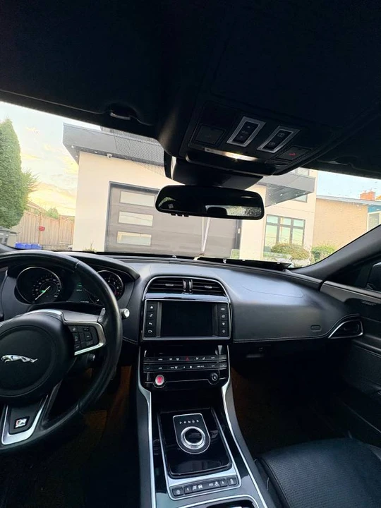 2018 Jaguar XE - Image 5 of 6