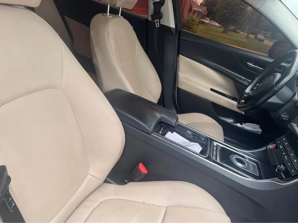 2019 Jaguar XE - Image 5 of 7