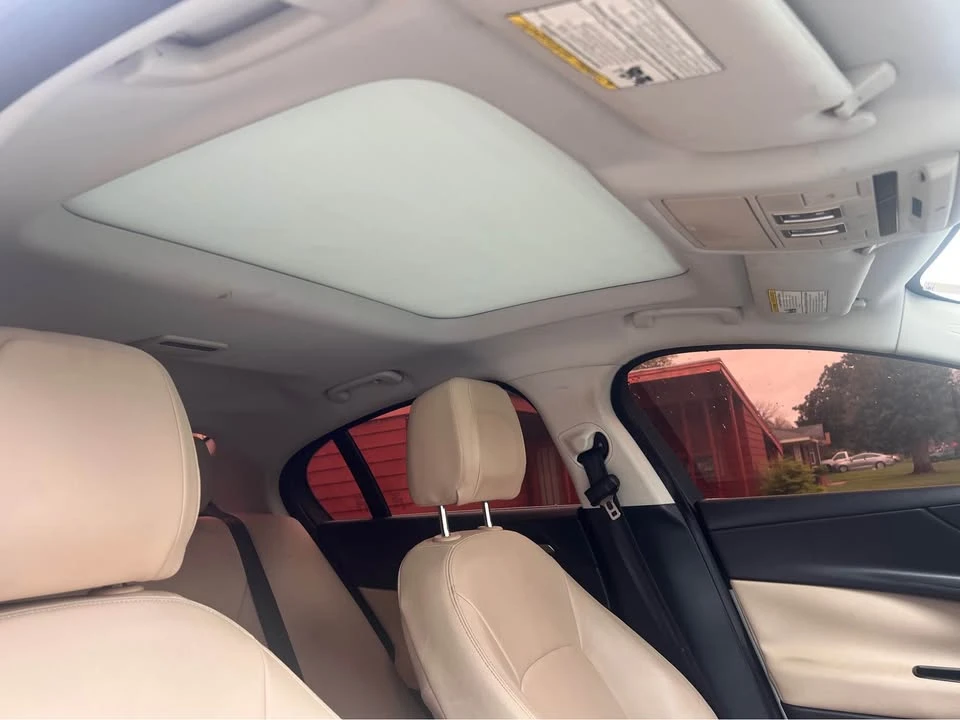2019 Jaguar XE - Image 6 of 7