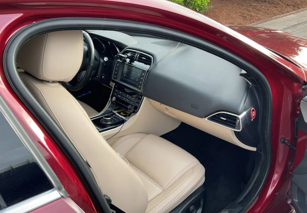 2017 Jaguar XE - Image 6 of 13