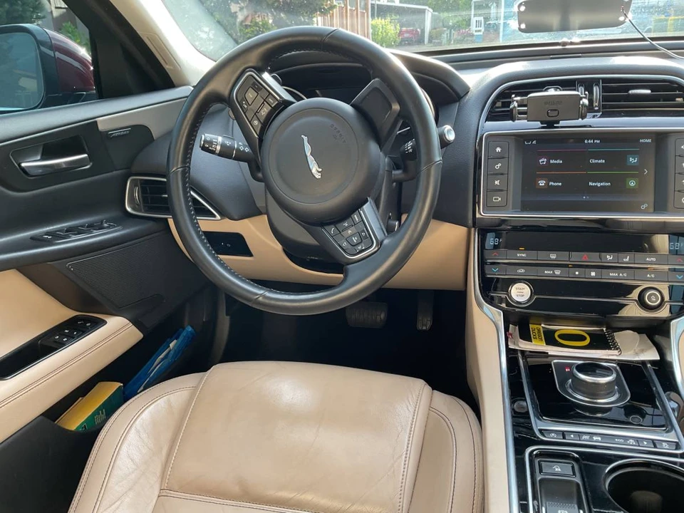 2017 Jaguar XE - Image 7 of 13
