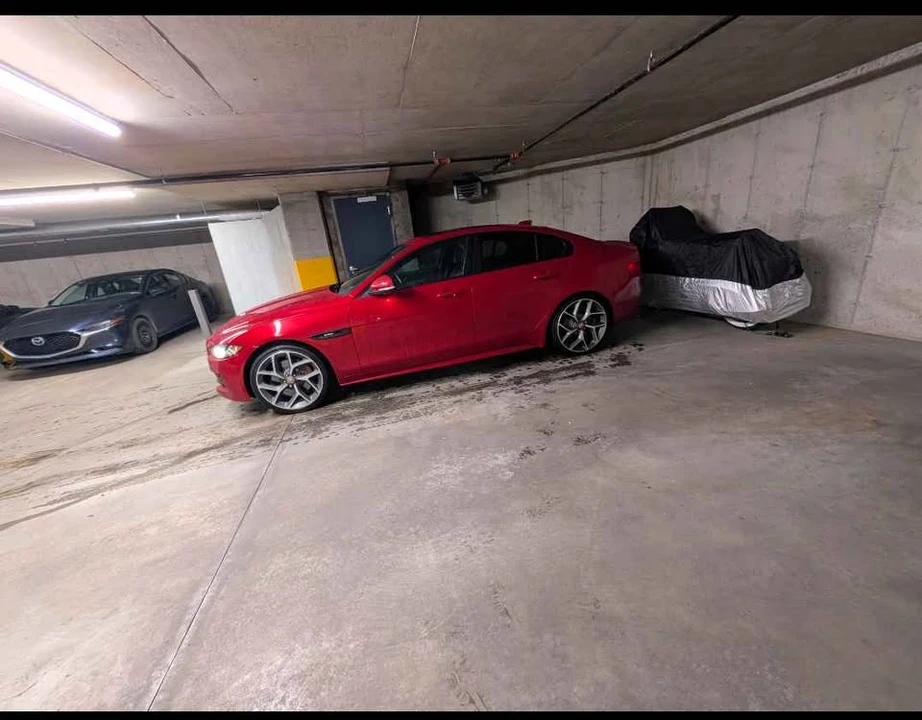 Jaguar XE - Image 2 of 8