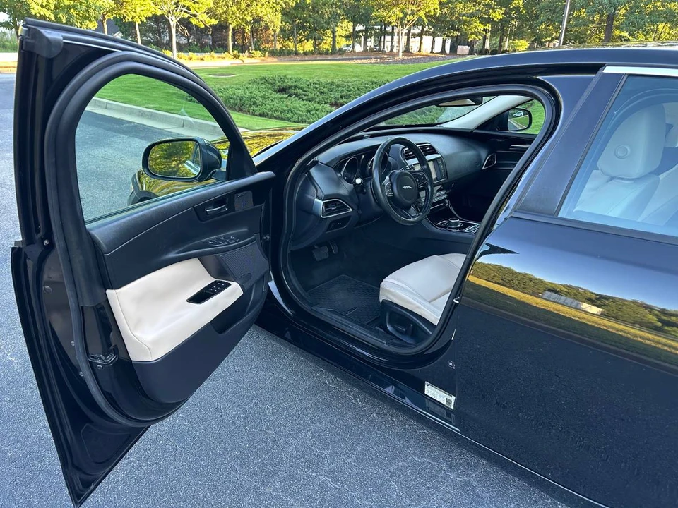 2017 Jaguar XE - Image 12 of 18