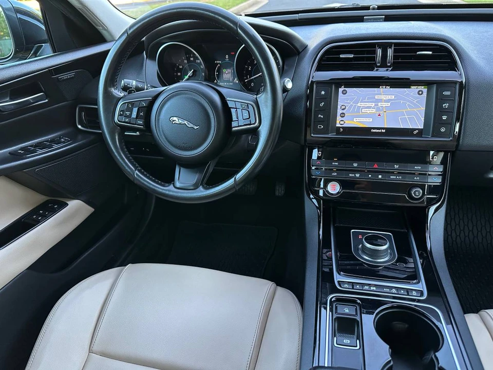 2017 Jaguar XE - Image 14 of 18