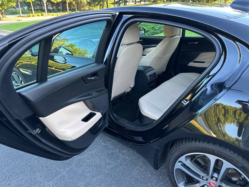 2017 Jaguar XE - Image 10 of 18