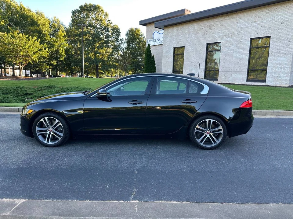 2017 Jaguar XE - Image 9 of 18