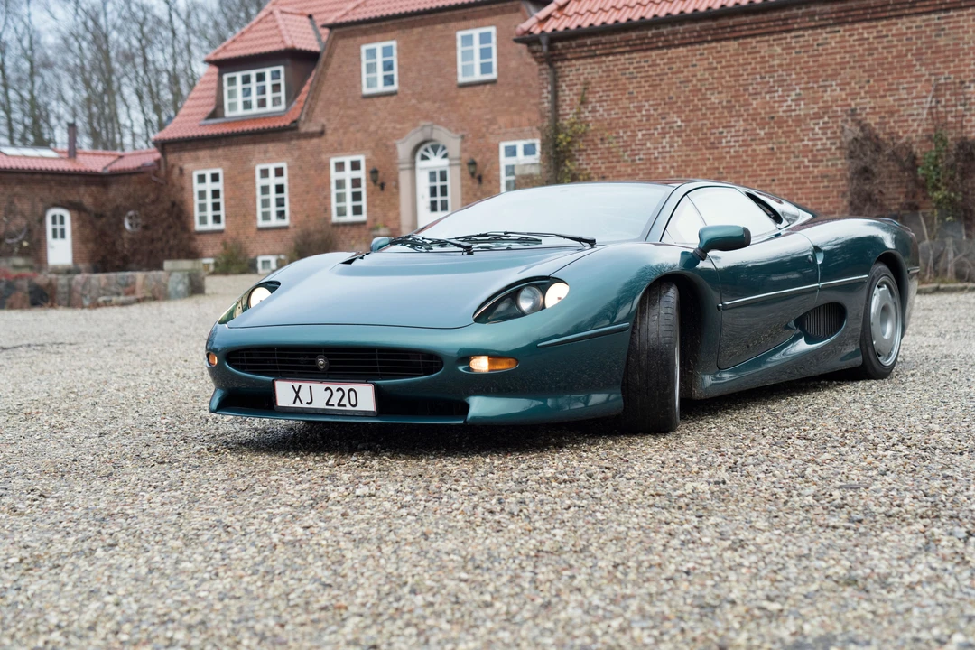 Jaguar XJ220 - Image 2 of 23