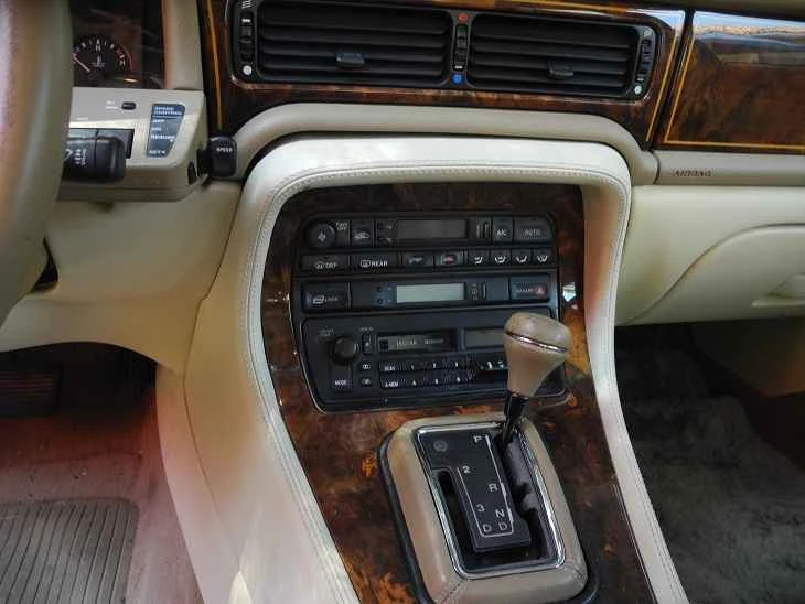 1997 Jaguar X300 XJ - Image 6 of 10