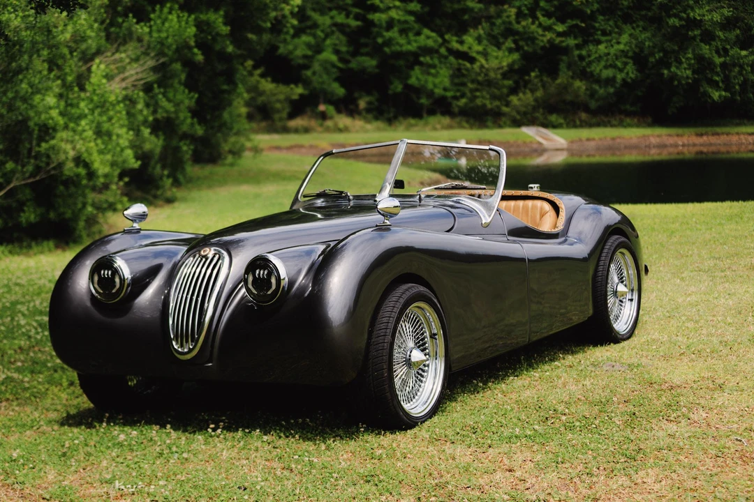Jaguar Replica - Image 4 of 31