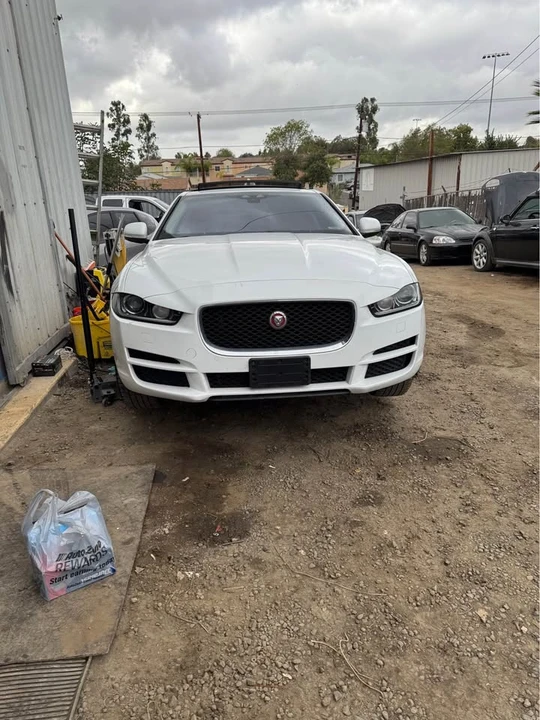 2017 Jaguar XE - Image 4 of 4