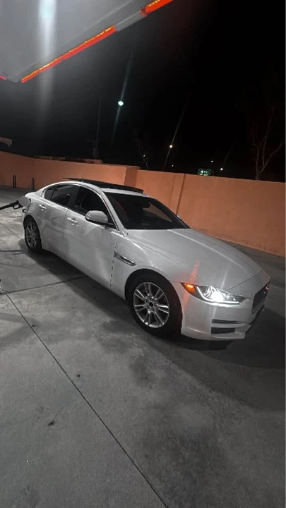 2017 Jaguar XE - Image 3 of 4