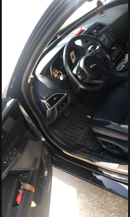 2017 Jaguar XE - Image 6 of 10