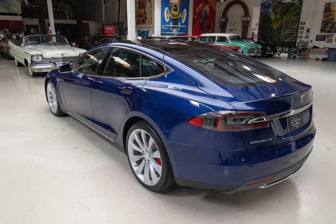 2015 Tesla Model S - Image 18 of 31