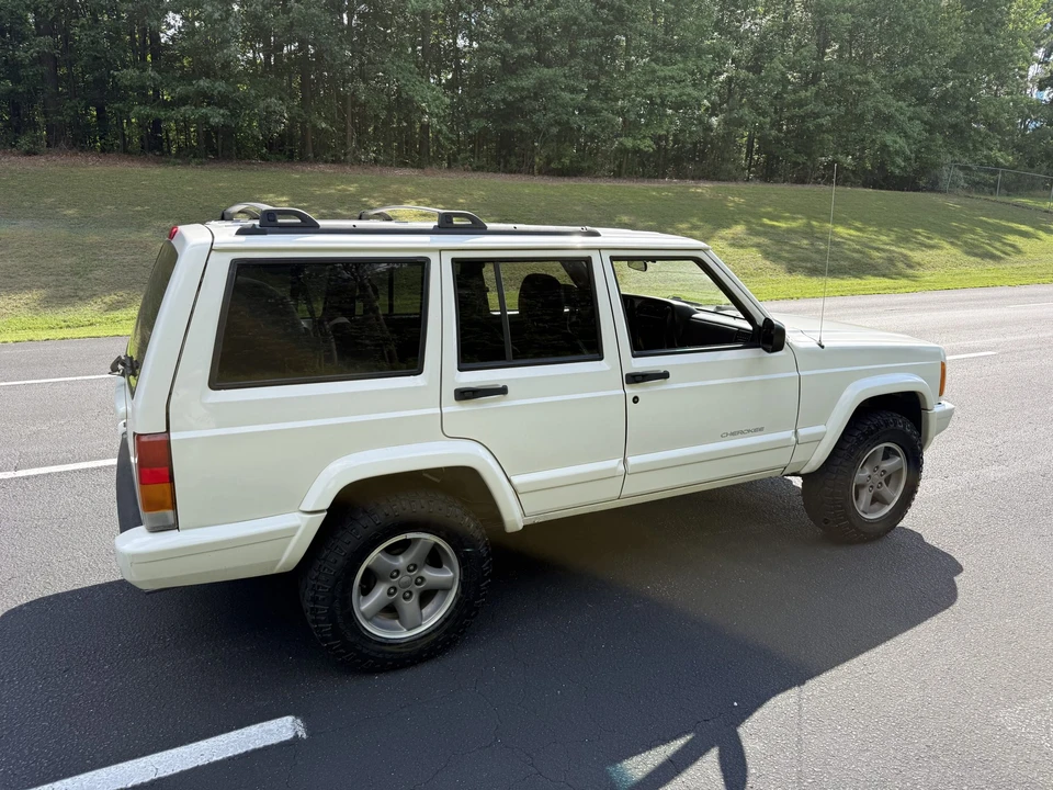 Jeep XJ Cherokee - Image 16 of 31