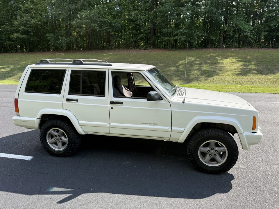Jeep XJ Cherokee - Image 17 of 31