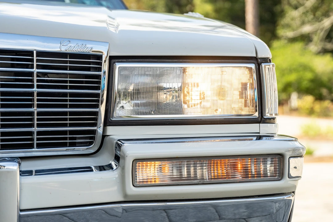 1991 Cadillac DeVille 7th Gen - Image 21 of 31