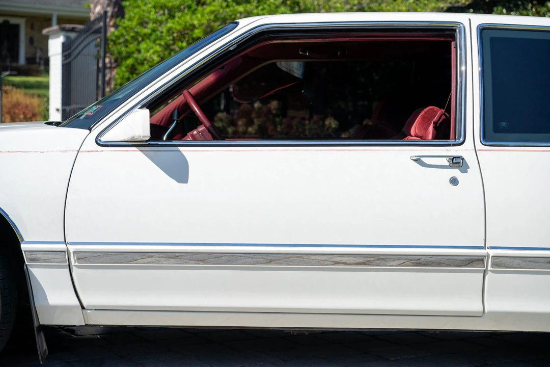1991 Cadillac DeVille 7th Gen - Image 26 of 31