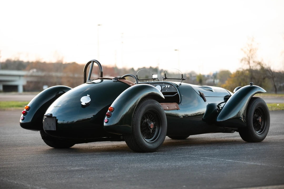 Vehicle image 21 of 31