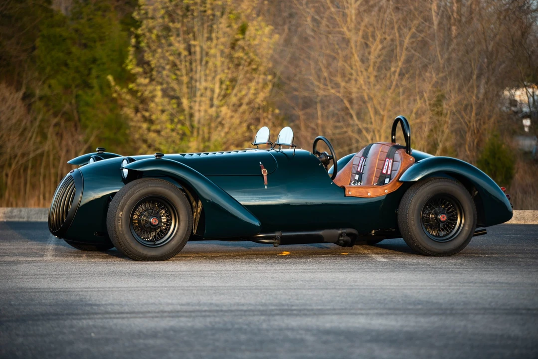 Vehicle image 10 of 31