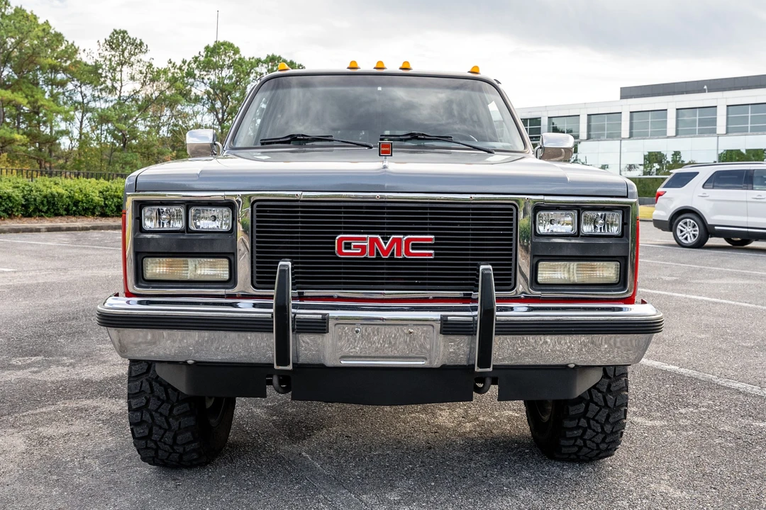 1990 GMC Suburban 7th Gen - Image 4 of 31
