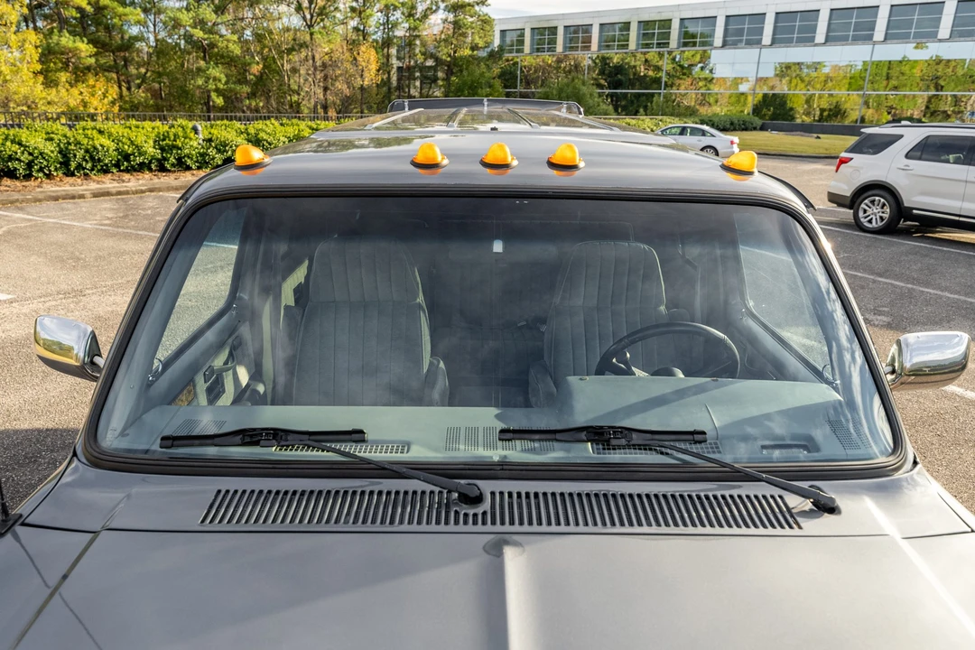1990 GMC Suburban 7th Gen - Image 16 of 31
