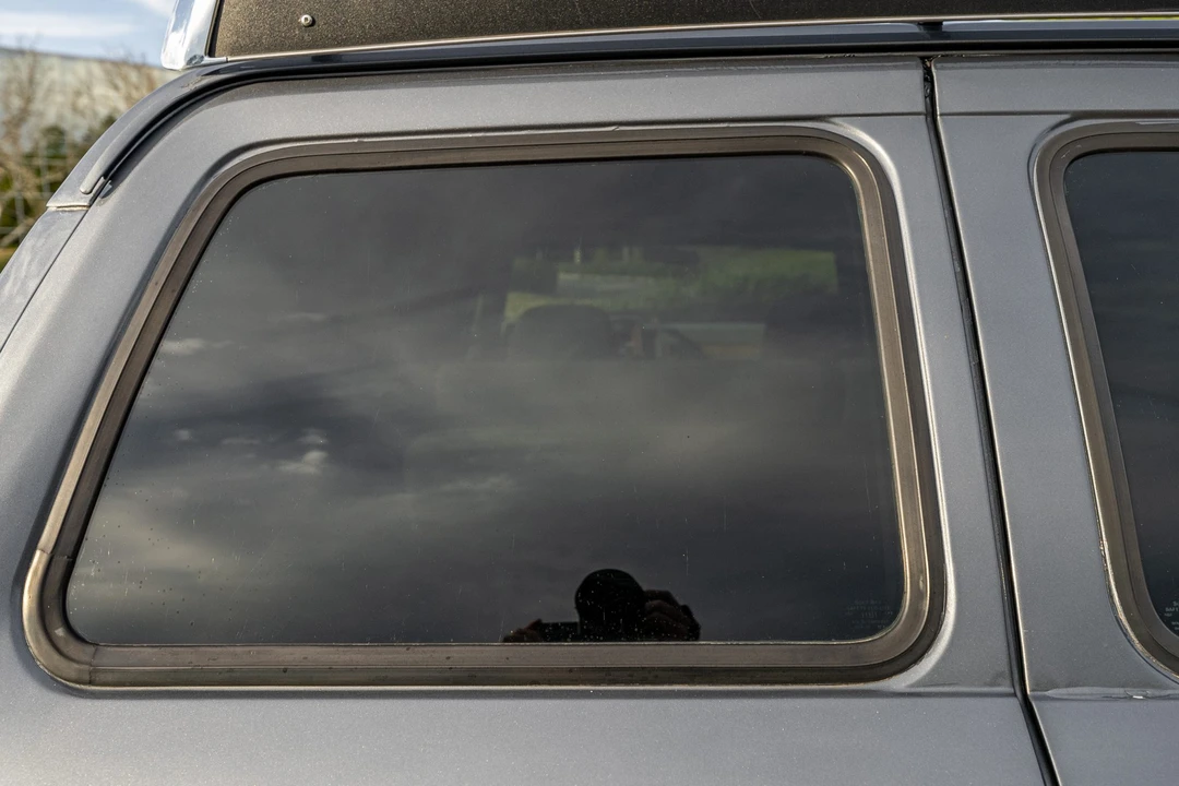 1990 GMC Suburban 7th Gen - Image 30 of 31