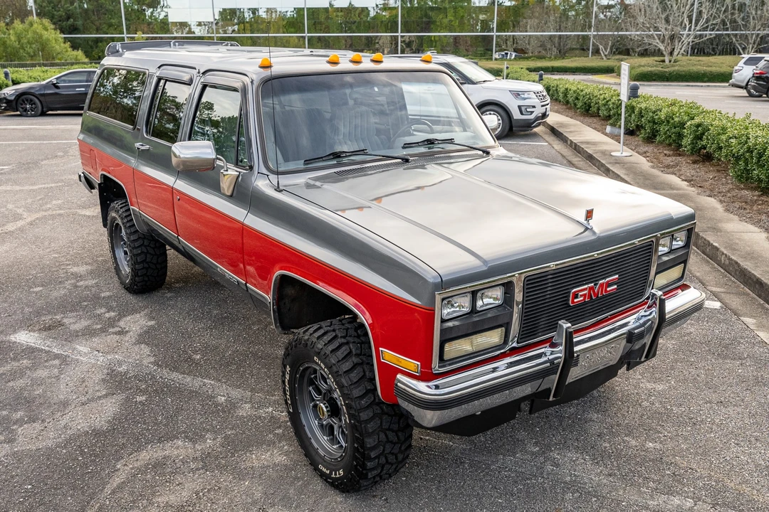 1990 GMC Suburban 7th Gen - Image 8 of 31