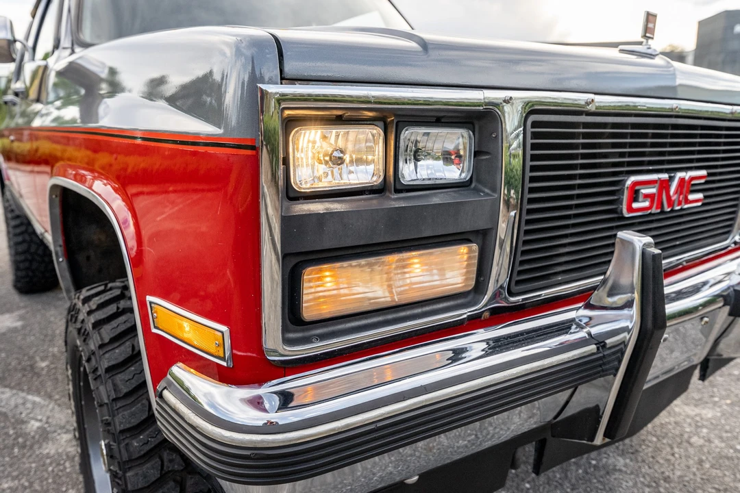 1990 GMC Suburban 7th Gen - Image 17 of 31