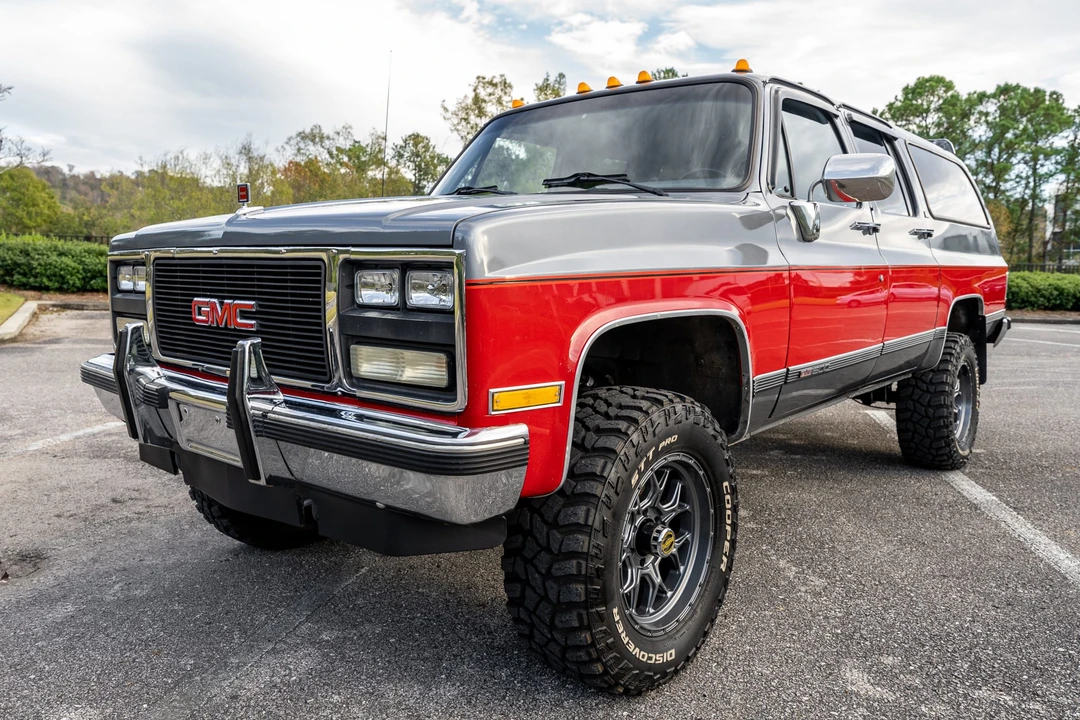 1990 GMC Suburban 7th Gen - Image 3 of 31