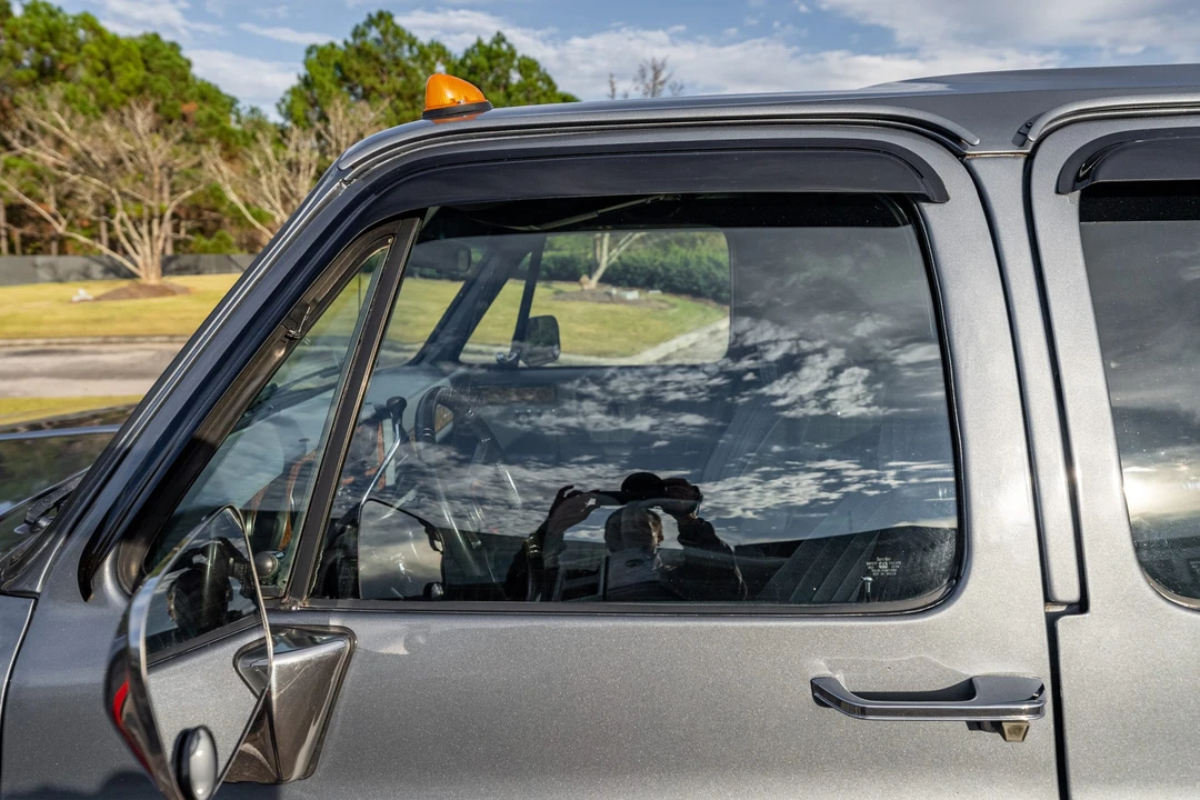 1990 GMC Suburban 7th Gen - Image 28 of 31