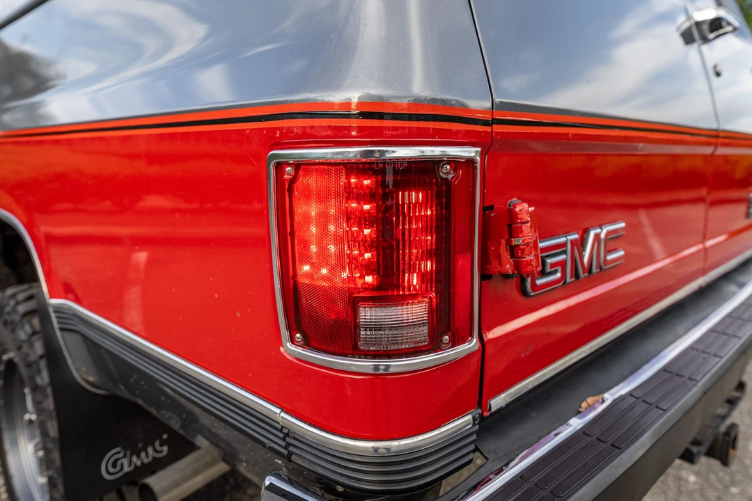 1990 GMC Suburban 7th Gen - Image 26 of 31