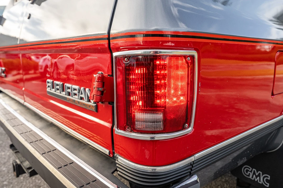 1990 GMC Suburban 7th Gen - Image 27 of 31